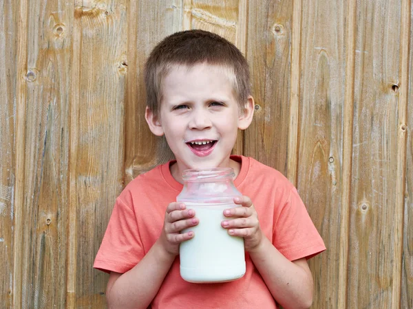 Junge mit Glas mit frischer Milch — Stockfoto