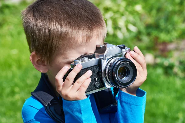 Retro SLR kameralı küçük çocuk. — Stok fotoğraf