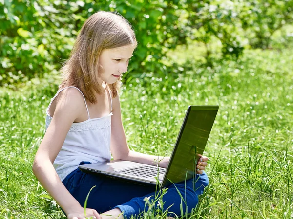 Girl using laptop on grass — Stock Photo, Image