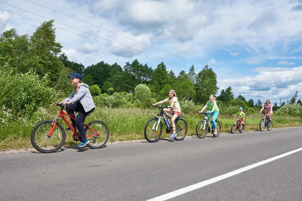 Enfants en vélo — Photo