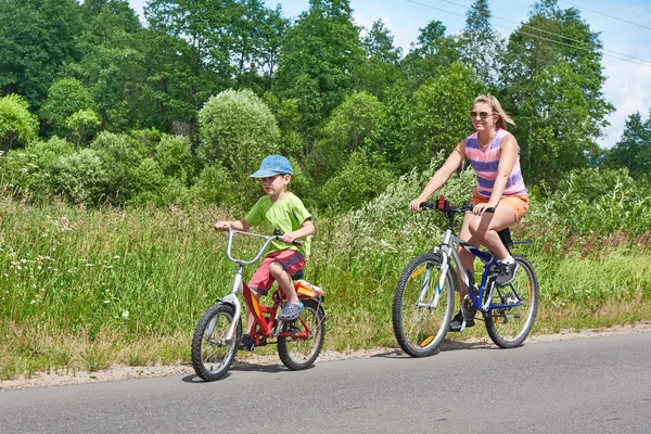 Mãe e filho felizes no passeio de bicicleta — Fotografia de Stock