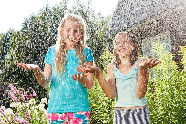 Dois menina feliz sob a chuva — Fotografia de Stock