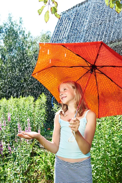 Chica feliz con paraguas rojo bajo la lluvia —  Fotos de Stock