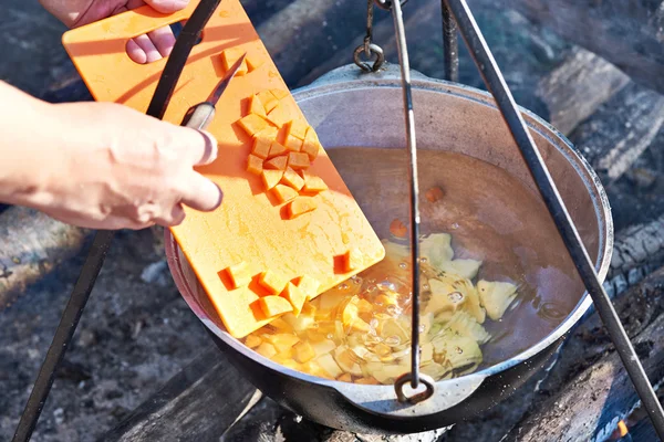 Кулинарный суп в боулинге у костра — стоковое фото
