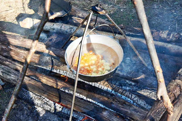 キャンプファイヤー上収納のボウラーのスープの料理 — ストック写真