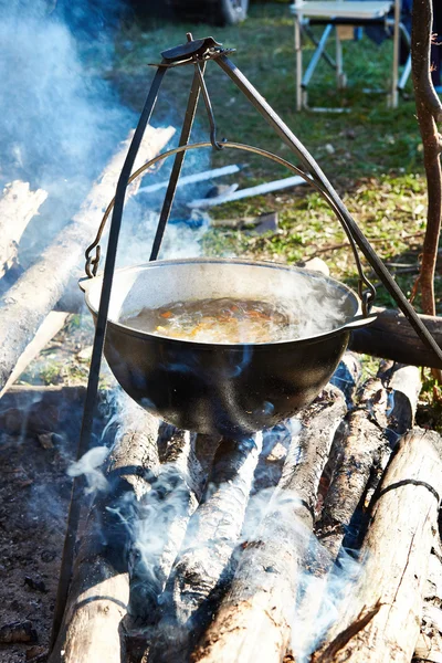 Приготування супу в пішохідному боулері над багаттям — стокове фото