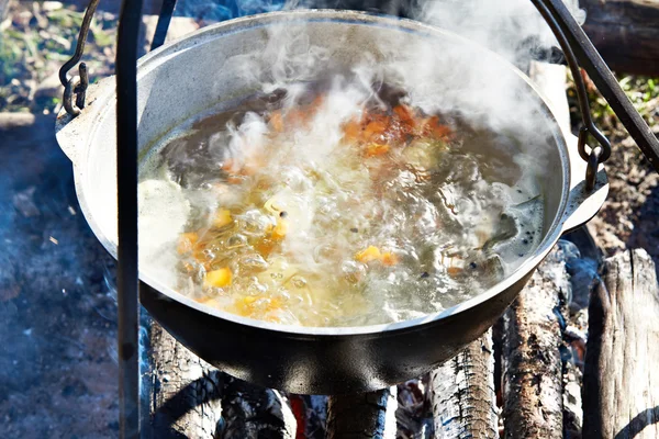 Приготування супу в затаврованому лучнику над багаттям — стокове фото
