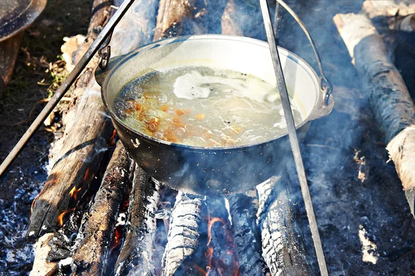Приготування супу в затаврованому лучнику над багаттям — стокове фото