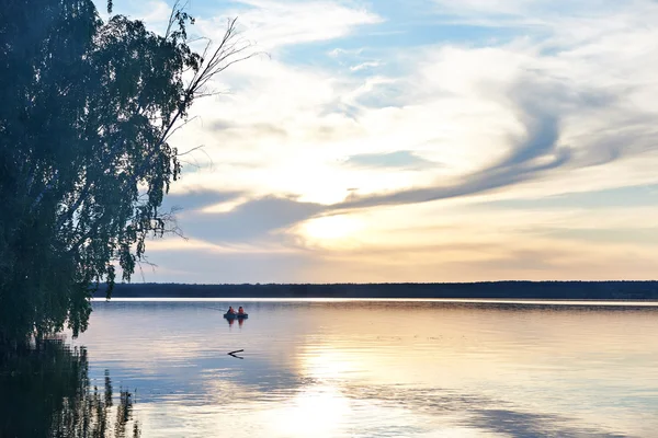 Kvällsfiske i solnedgången på sjön — Stockfoto