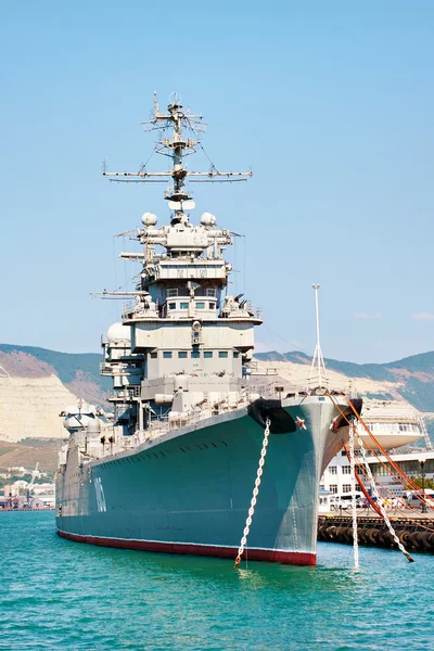 Soviet cruiser Mikhail Kutuzov in dock — Stock Photo, Image