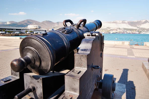 Antique cannon on gun carriage — Stock Photo, Image