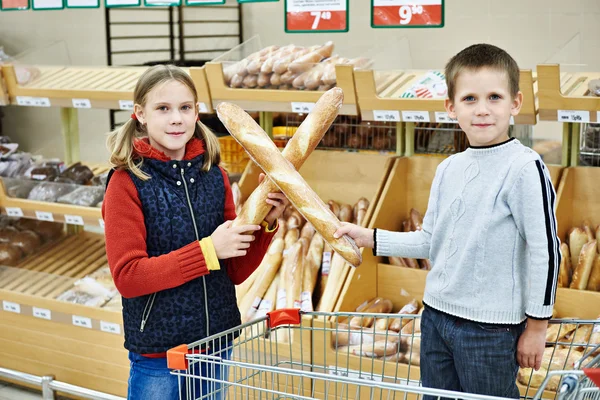 Niños con pan en el supermercado —  Fotos de Stock
