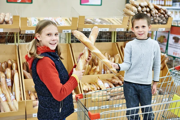 Çocuklar süpermarkette ekmek ile — Stok fotoğraf