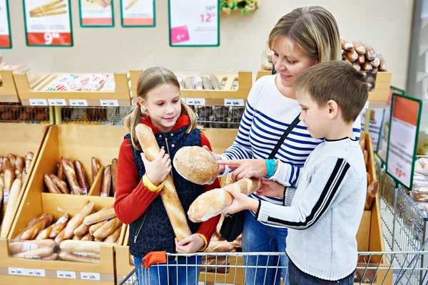 Mère et enfants achetant du pain — Photo