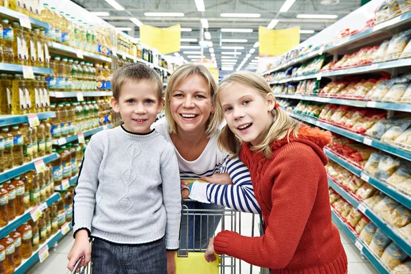 Les femmes et les enfants avec chariot faisant du shopping au supermarché — Photo