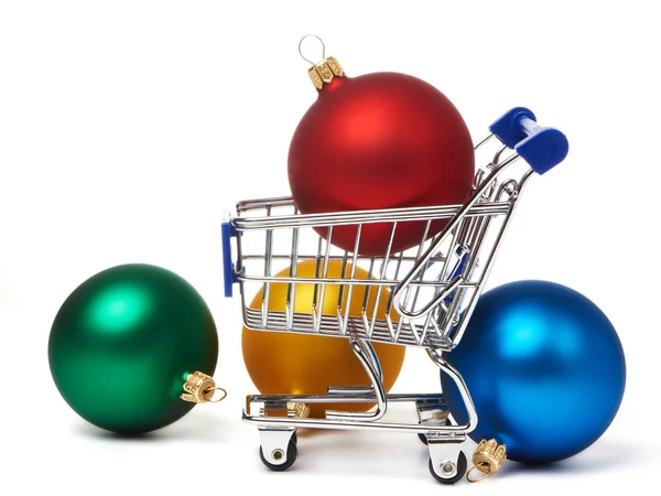 Shopping kärror och jul färgade bollar — Stockfoto