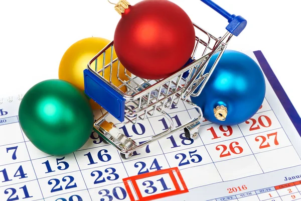 Carritos de compras y bolas de Navidad en el calendario — Foto de Stock