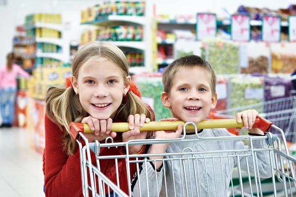 Alışveriş sepeti ile çocuk — Stok fotoğraf