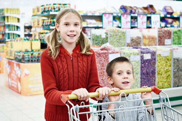 Alışveriş sepeti ile çocuk — Stok fotoğraf