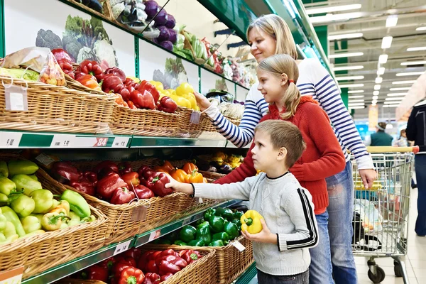 Mother and children with bell pepper in supermarket — 图库照片