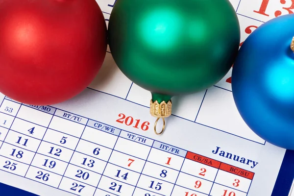 Bolas de Navidad en el calendario — Foto de Stock