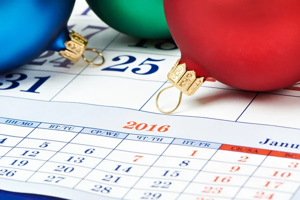 Palle di Natale sul calendario — Foto Stock