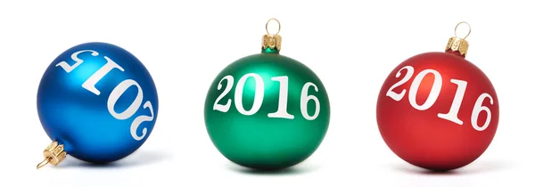 Röda, gröna och blå julgranskulor 2015-2016 isolerade — Stockfoto