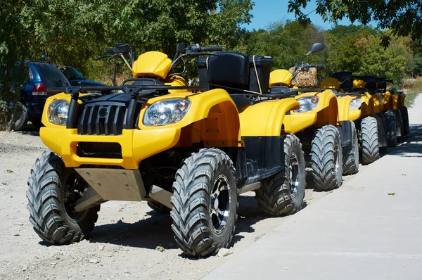 ATV estacionado na estrada rural — Fotografia de Stock