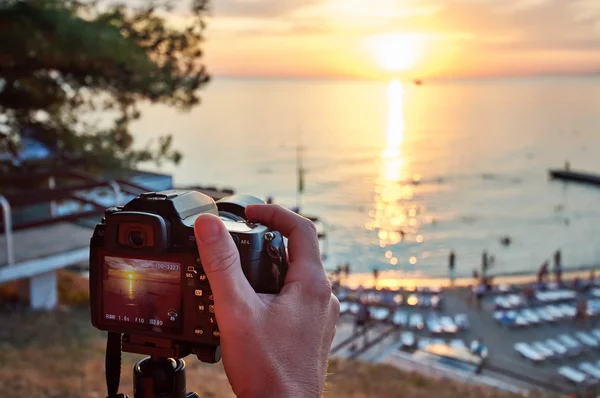 Photographer takes photos of beautiful sunset — Stock Photo, Image