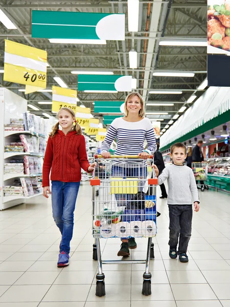 Счастливые женщины и дети с картонными покупками — стоковое фото