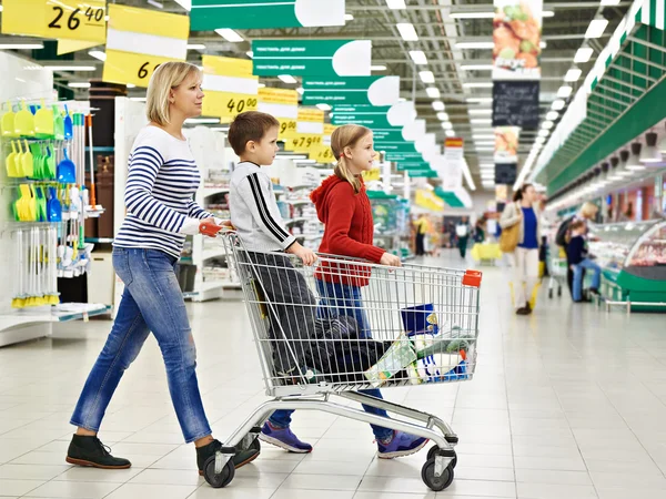 Kvinnor och barn med shopping cart — Stockfoto