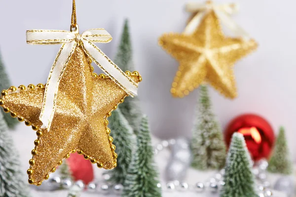 Estrelas decorativas douradas como brinquedos de Natal — Fotografia de Stock
