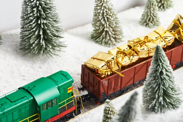 Tren de vacaciones lleva regalos para Navidad — Foto de Stock