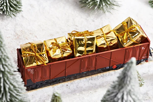 Святковий поїзд несе подарунки на Різдво — стокове фото
