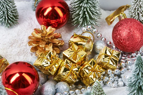 Χριστουγεννιάτικα δώρα σε χρυσό συσκευασία κοντά παιχνίδια δέντρα — Φωτογραφία Αρχείου