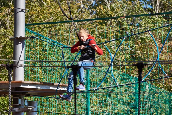 Ragazza sta salendo al parco divertimenti — Foto Stock