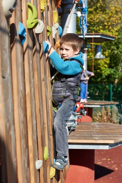 El niño está subiendo al parque de atracciones. —  Fotos de Stock