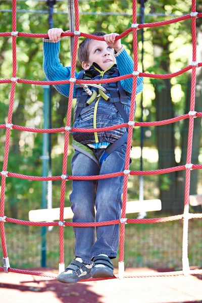 Petit garçon grimpe au parc d'attractions — Photo