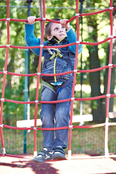 Kleine jongen is klimmen naar pretpark — Stockfoto