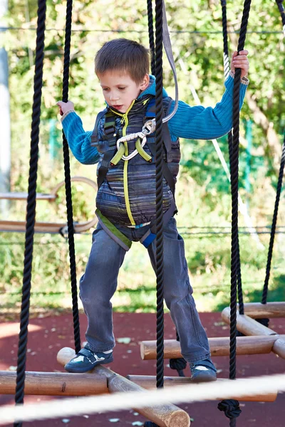 小さな男の子は遊園地に登山します。 — ストック写真