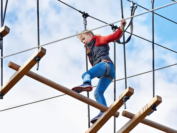 Menina corajosa está subindo para o parque de diversões — Fotografia de Stock