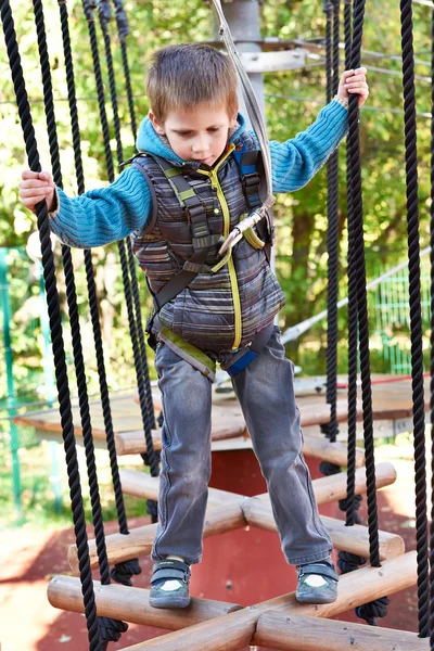 Küçük çocuk eğlence parkı için tırmanıyor — Stok fotoğraf