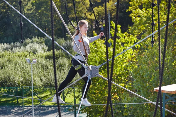 Atleta menina corre um curso de obstáculo — Fotografia de Stock