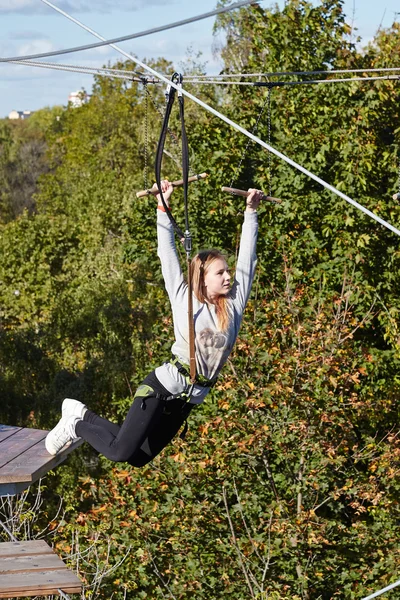 Atleta menina corre um curso de obstáculo — Fotografia de Stock