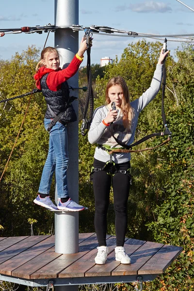 Kızlar bir engel park tırmanma çalışması — Stok fotoğraf