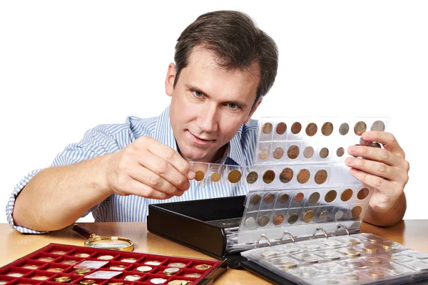 Homme numismatiste examine sa collection de pièces — Photo