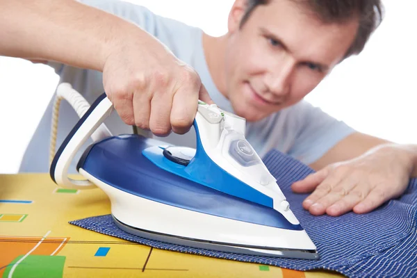 Man strijken shirt — Stockfoto