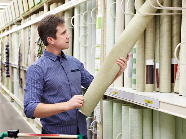 Man shopping wallpapers in shop — Stock Photo, Image