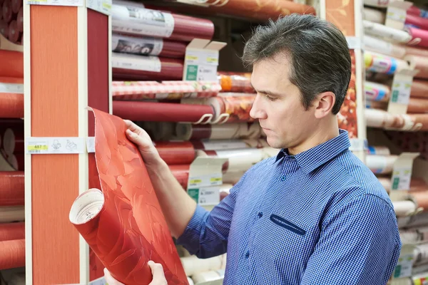 Man shopping röd tapeten i butik — Stockfoto