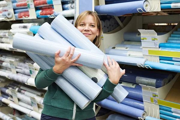 Vrouw winkelen blauwe achtergronden in winkel — Stockfoto